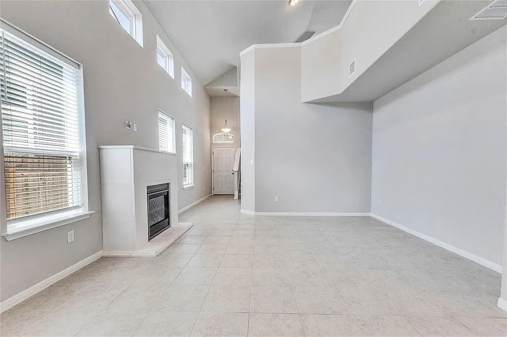 3 bed, 2.5 bath, 1900 sqft, $2,450 — Photo 2