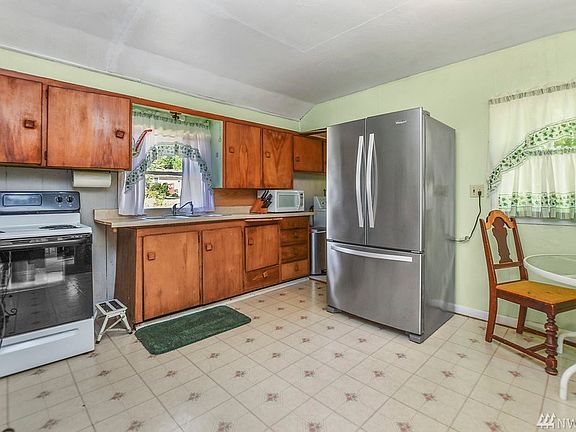 3rd image of 221 Crescent Dr