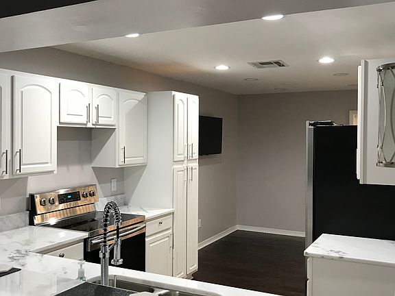 4th image of 8121 Breeze Cove Ln
