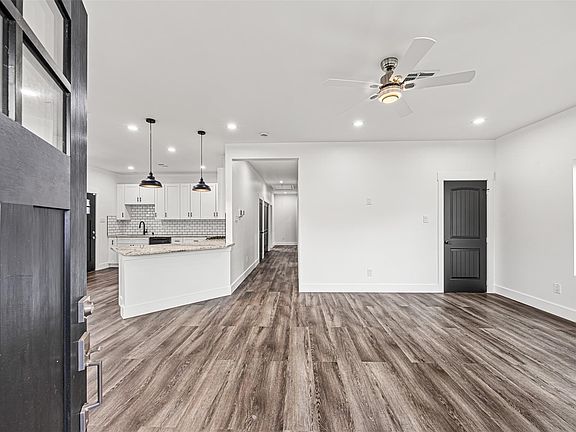 4th image of 2111 Chapman St