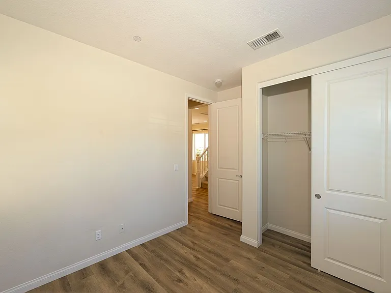 326 Lakeview Ct — Photo 8
