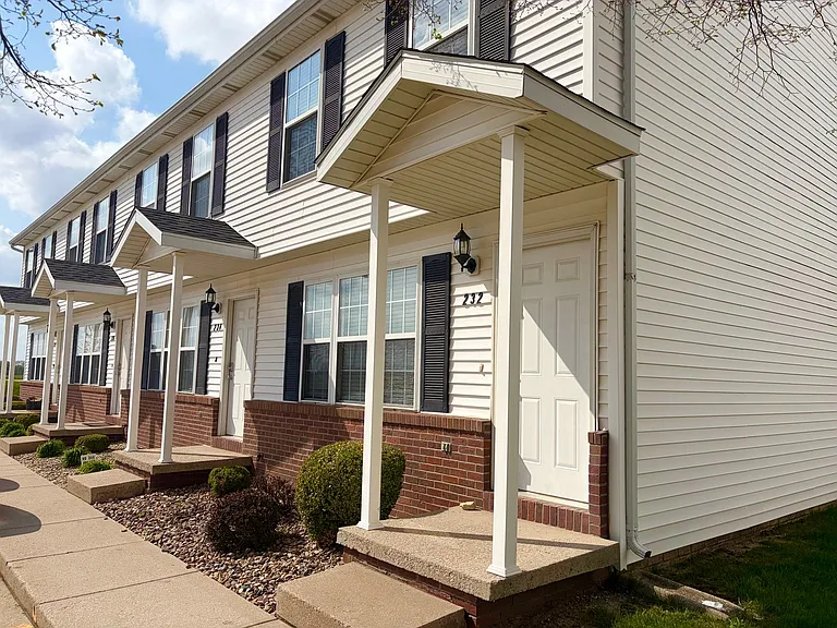 228 Crossing Dr — Photo 1
