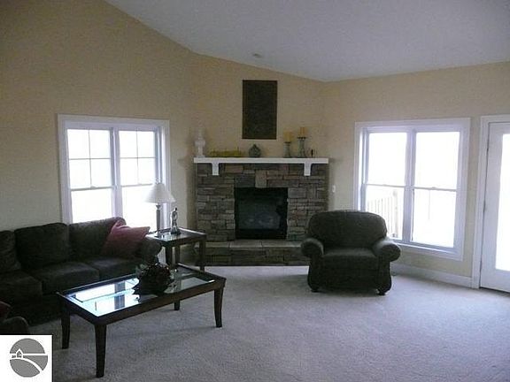 4th image of 734 Vista Pl