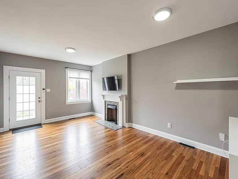 726 Fox St — Photo 3
