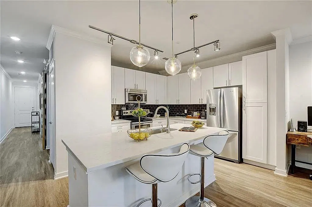 1 bed, 887 sqft, $2,200 — Photo 2