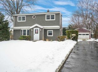 10 Hilltop Rd, Levittown, NY 11756