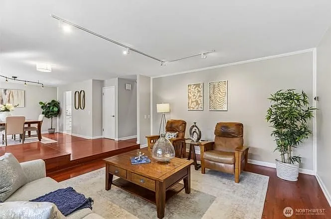 18906 SE 44th Pl — Photo 2