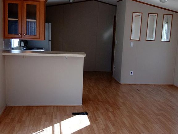 3rd image of 415 Hawthorne Dr