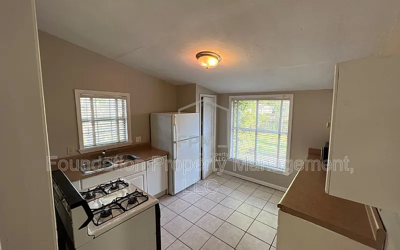 2 bed, 1.0 bath, 684 sqft, $1,050 — Photo 3