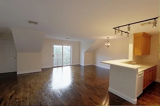 1 bed, 1098 sqft, $2,400 — Photo 2