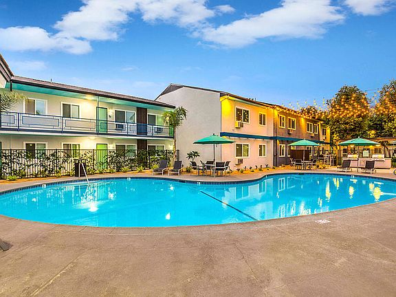 The Island Apartments pool