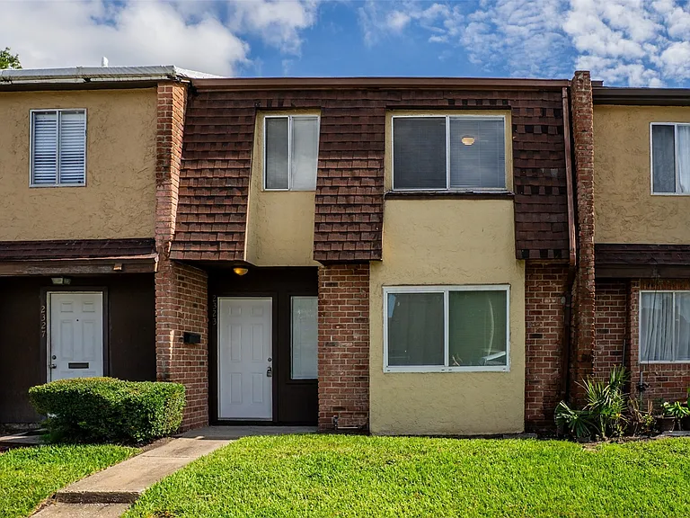 2323 Huntington Green Ct — Photo 1