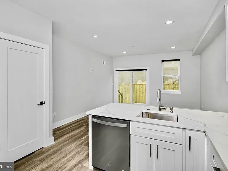 Brand New Luxury Apartments — Photo 18