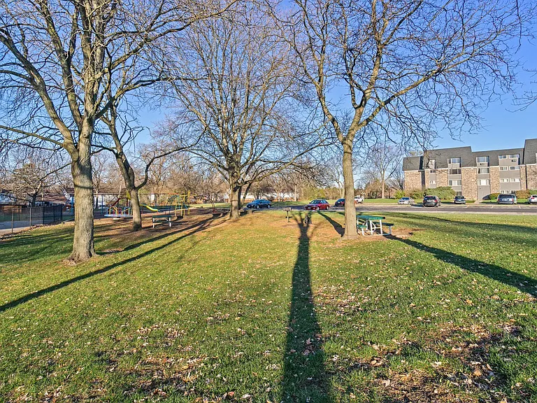 Spacious Community Grounds | Apartment Homes in Bartlett, IL | Bartlett Lakes