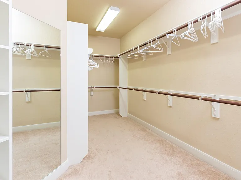 162 W Hullwood Ct — Photo 31