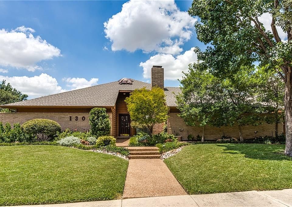 Beautiful Drive up with Lush Landscaping.