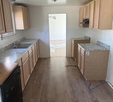 3rd image of 4044 Leith St