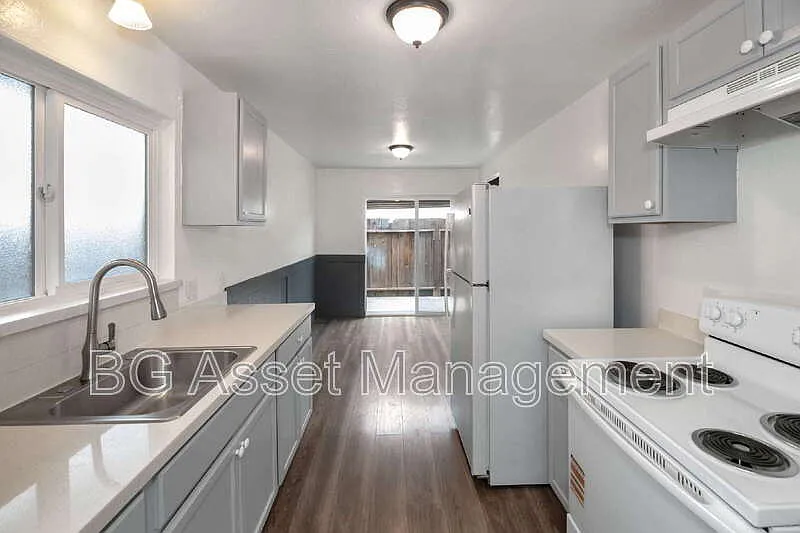 3 bed, 2.0 bath, 1040 sqft, $2,250 — Photo 2