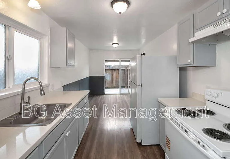 212 Westwood St — Photo 2