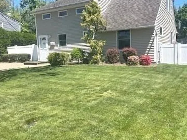 11 Ball Park Lane, Hicksville, NY 11801