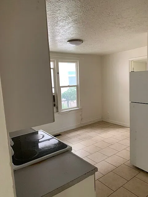 3 bed, 1.0 bath, 1056 sqft, $1,595 — Photo 4