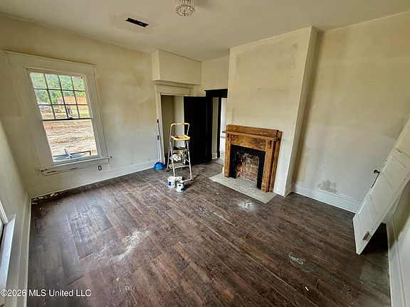 3rd image of 203 W 3rd St