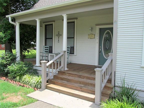 3rd image of 209 W Myrtle St