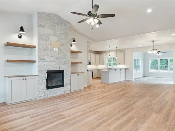 38098 Red Cedar Cir, Prairie Du Chien, WI 53821