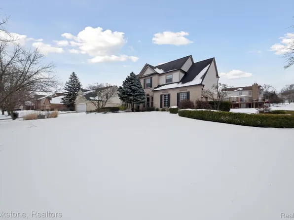 5719 Timberridge Dr, West Bloomfield, MI 48324