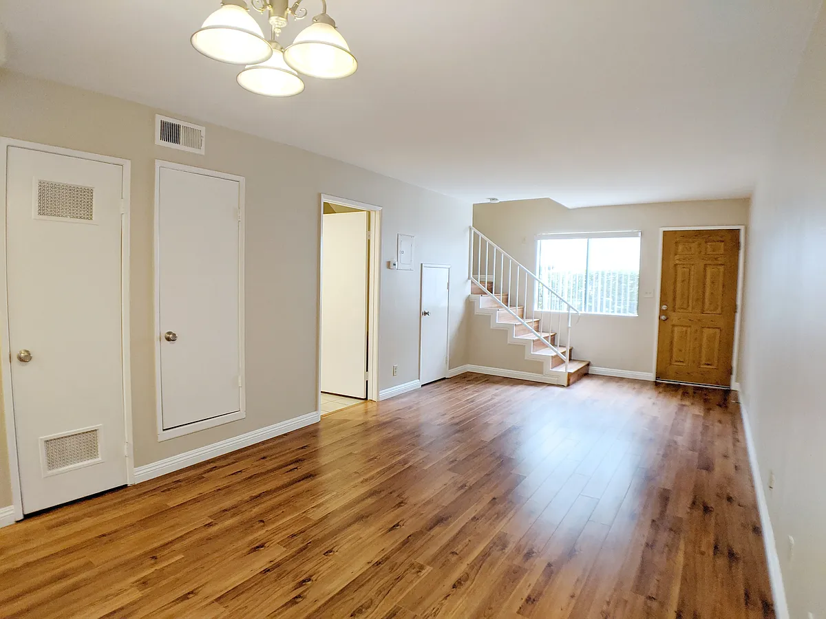 Photo 2 of 15 - 1206 Viola Ave #7 - Glendale, CA Building Photo - 1206 Viola Ave #7