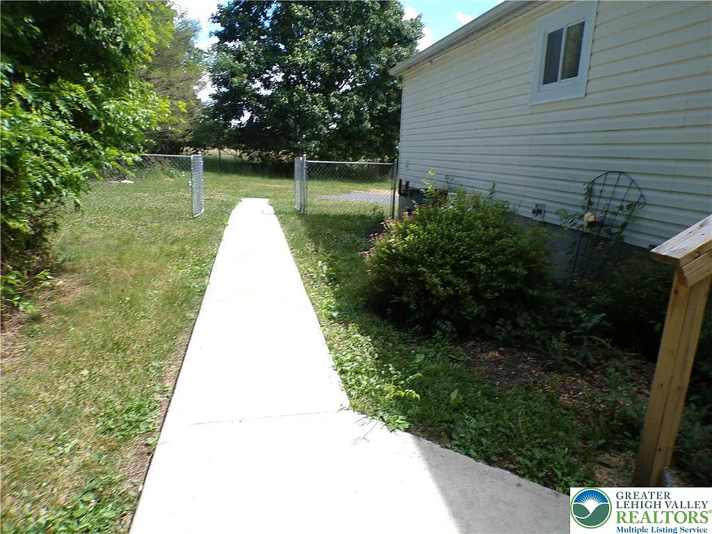 3 bed, 920 sqft, $1,950 — Photo 3