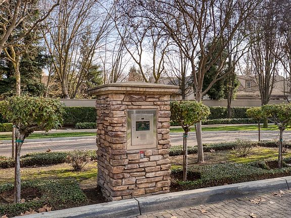 3rd image of 1902 Fairway Oaks Dr