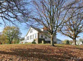 105 N Pleasant St, Roanoke, IL 61561