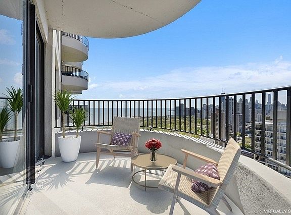 3rd image of 2020 N Lincoln Park W APT 33K