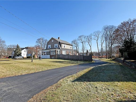 3rd image of 60 Elm Ave E