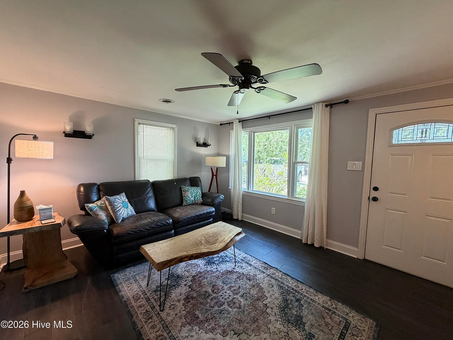 2 bed, 1.0 bath, 896 sqft, $1,250 — Photo 2