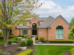3900 S Creek Dr, Rochester, MI 48306