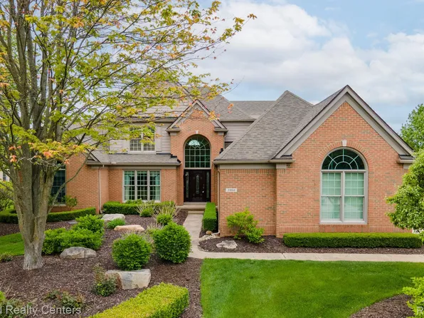 3900 S Creek Dr, Rochester, MI 48306