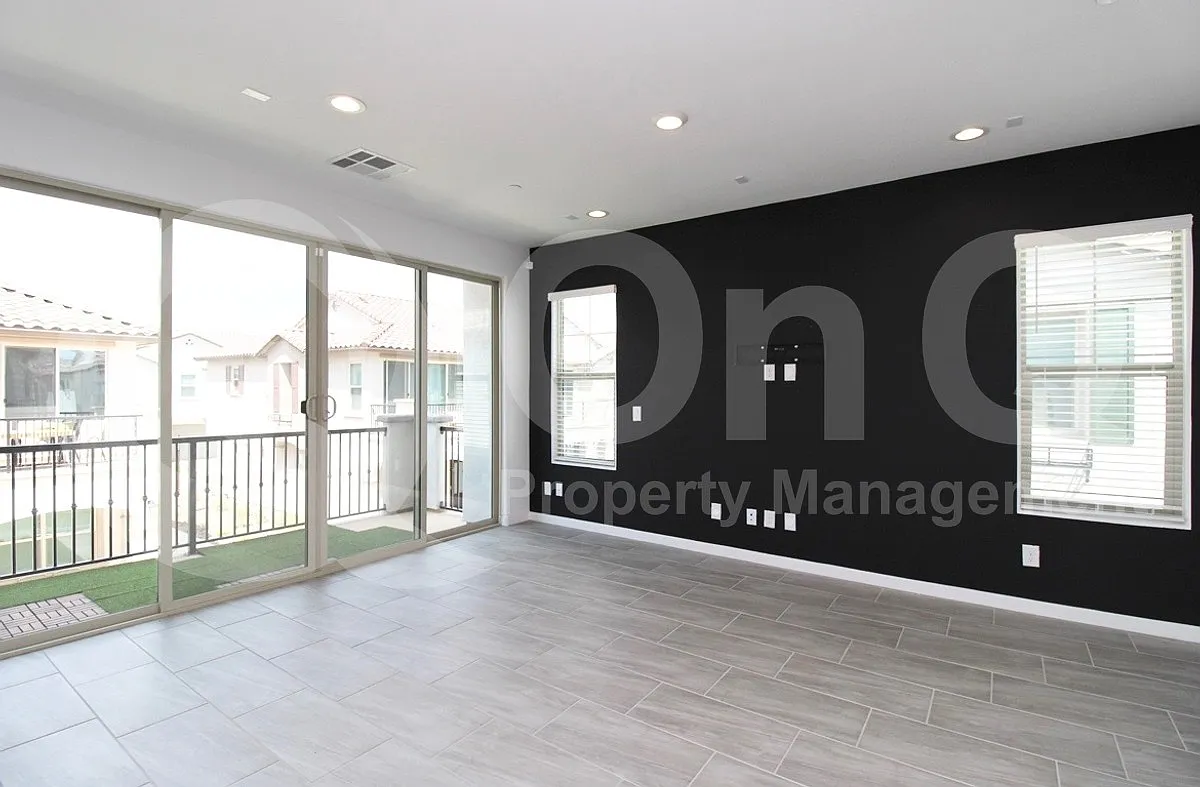 3 bed, 2.0 bath, 1310 sqft, $2,000 — Photo 4