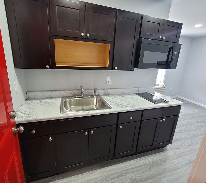 1st image of 427-429 W Queen Ln #427-3