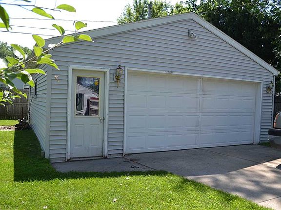 Detached 2.5 Car Garage