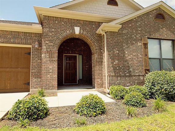 3rd image of 212 Kissing Oak Dr