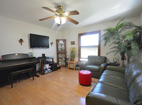 3rd image of 863 Wellington Ave #863