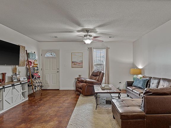 4th image of 125 Logan St