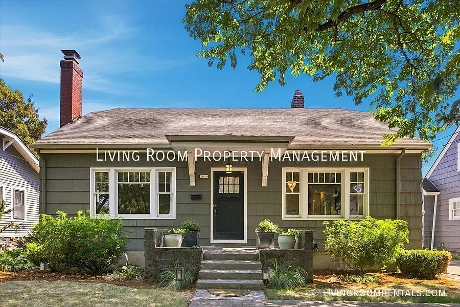 Grant Park bungalow w/Room to Live, Work, Play & Gather — Photo 2