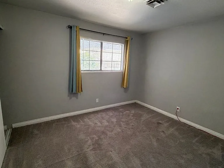 2820 S Sandhill Rd — Photo 15