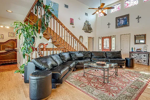 3 bed, 3.5 bath, 2800 sqft, $2,800 — Photo 3