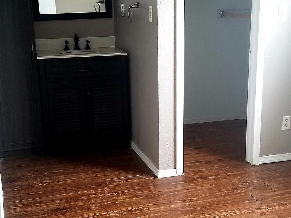 2nd image of 602 E Will Rogers Blvd #B
