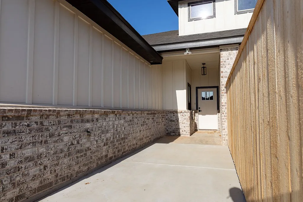 3 bed, 2.0 bath, 1670 sqft, $2,800 — Photo 2