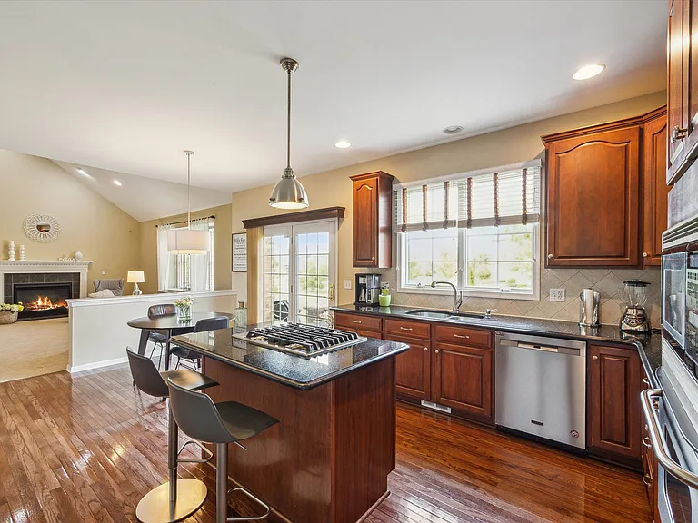 24323 Bellingham Dr — Photo 56